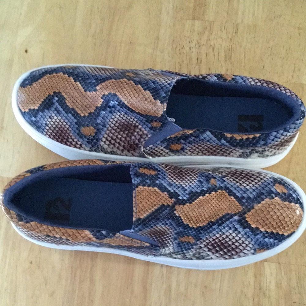 R2 Snakeskin Pattern Woman’s Slip-on’s, Size 9 - Picture 2 of 4